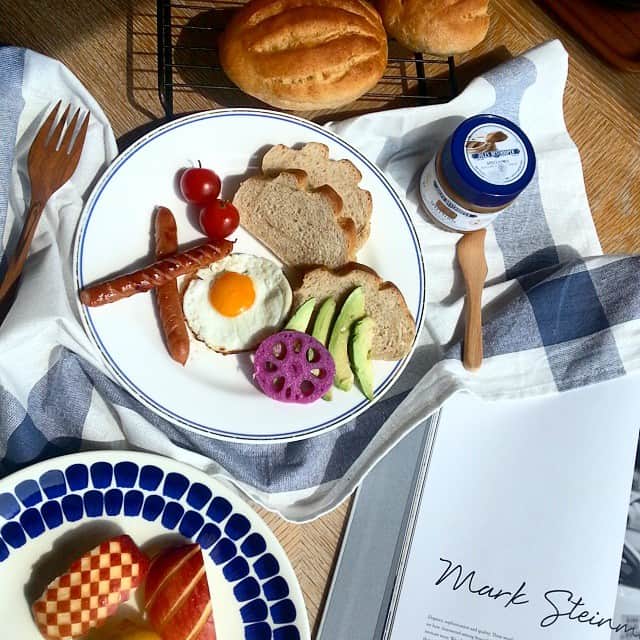 のインスタグラム：「•*¨*•.¸¸♪✧•*¨*•.¸¸♪✧•*¨*•.¸¸♪✧•*¨*•.¸¸ 今日の#ブランチ  朝焼きたての  全粒粉の手捏ねパンに  大好きなアボカドや 目玉焼きのせて。  やっぱり自家製🍞は美味しすぎる♡  夜は 久々の 若いべっぴんママ友ちゃん達と 飲み会🍷 私意外 めちゃめちゃ美人ばかりの会…♡ 目の保養してきます(o´罒`o)ﾆﾋﾋ♡ •*¨*•.¸¸ ・ ・  #breakfast#branch#朝ごパン#手捏ねパン#全粒粉#おうちカフェ#うちカフェ#ワンプレート#うちご飯#foodpics#foodpic#foodstyling#VSCOcam#アラビア#トゥキオ#cooking#クチポール#オープンサンド#オープンサンド研究部#蓮根くらぶ#イケア #IKEA#テーブルフォト#朝ごはん部門エントリー」