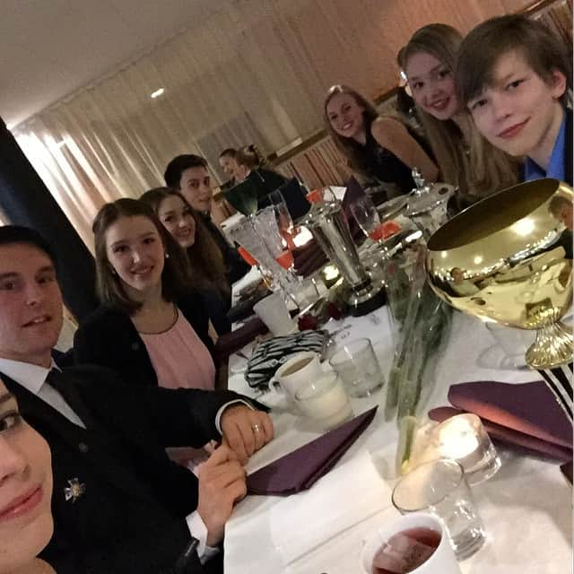 マックス・リンドホルムのインスタグラム：「Paaaaaljon palkittuja liiton tilaisuudessa! #winners #STLL Kuvaaja @katrinamyntti © Koska kuva! #worthit #Mirkotheselfiestick」