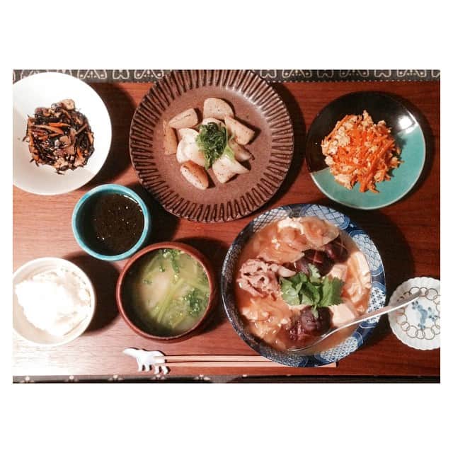 高山都さんのインスタグラム写真 - (高山都Instagram)「今晩ごはん🍚 ⚫︎肉豆腐 ⚫︎バター風味のにんじんシリシリ ⚫︎ひじき煮 ⚫︎カブのじりじり塩焼き ⚫︎もずく酢 ⚫︎お揚げとカブの葉の味噌汁 朝見た @kubota_masahiko 氏の献立に影響受けまして…メインは #肉豆腐 って決めてました。 にんじんシリシリはお昼のカフェで食べたものが美味しくって、バター効いてるのが新鮮だったから真似してみた。 #みやれゴハン #おうちごはん #晩ごはん #にんじんシリシリ #美味しい時間 #今日のテーブル #献立 #和食 #バランス #うつわ #青い器 #民藝」4月18日 21時56分 - miyare38