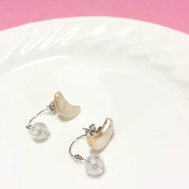 イ・ボラムのインスタグラム：「초승달 담수진주와 천연 오로라수정이 만나 유니크한 밤하늘의별🌙💫」