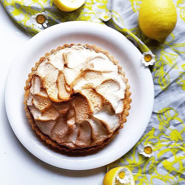 Mikaのインスタグラム：「lemon tarte. * レモンメレンゲタルトでこんにちは。 * 最近甘い物が美味しくて美味しくて仕方が無いぶ〜🐷 * これから薄着の季節なのにやばいぶ〜🐷 *」