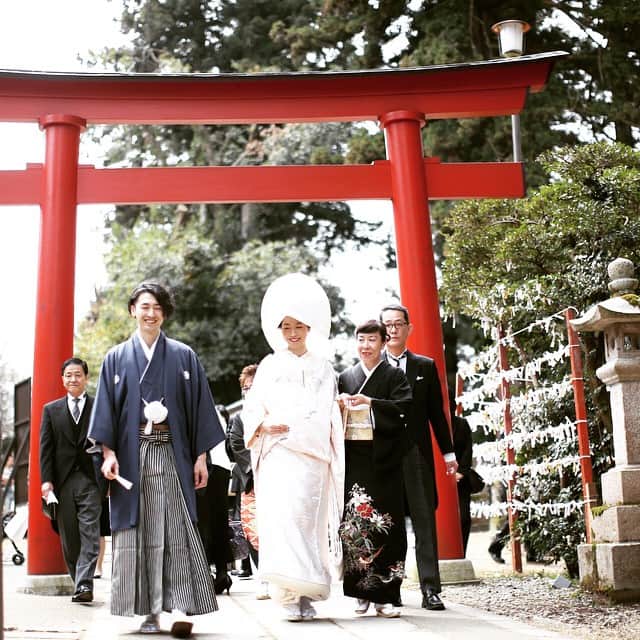 小林樓《新潟県見附市：結婚式場》のインスタグラム：「蒼紫神社での挙式‼︎ 快晴の爽やかな日となりました(*^^*) #小林樓#ウェディング#wedding#和モダン#20150419#神社#神前式」