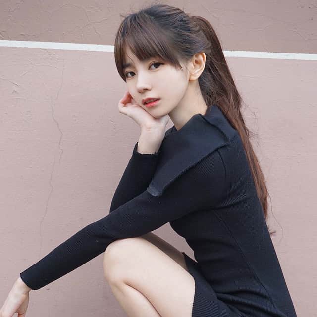 ナ・ヒョンソンのインスタグラム：「쳐다보는 서니」