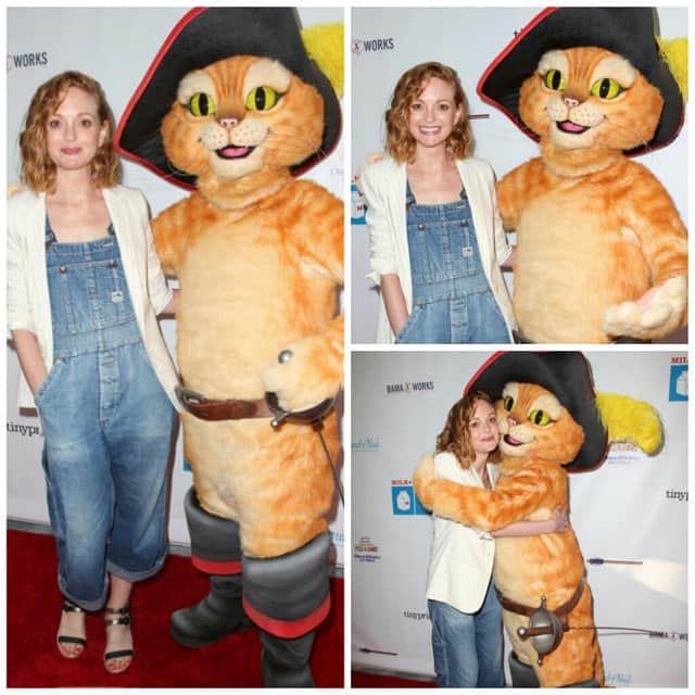 ジェイマ・メイズのインスタグラム：「Furry friend.🐱👢 #StoryTimeCelebration #MilkAndBookies」