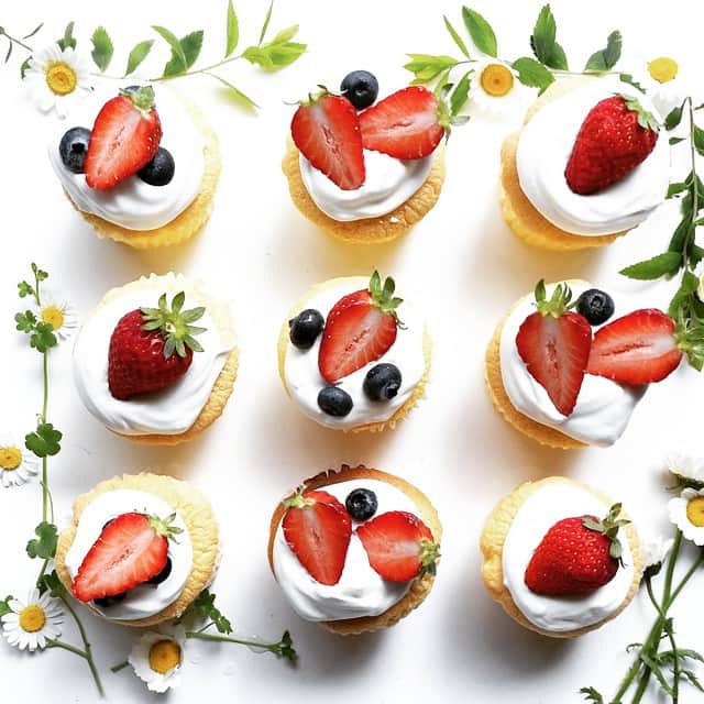 Mikaのインスタグラム：「Cupcakes🍓🍓🍓 * 卵を大量に頂いたのでカップシフォンケーキを焼き焼き。 食べるときに切る手間がないから楽ちん🐷 * 明日も素敵な１日になりますように✨」