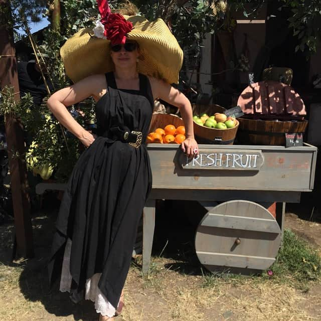 アレックス・キングストンのインスタグラム：「Went "incognito" to the Renaissance Faire」