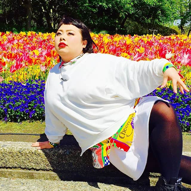 渡辺直美さんのインスタグラム写真 - (渡辺直美Instagram)「ロケでお花達と #左手の謎 #恋するドライブロケ」4月21日 13時56分 - watanabenaomi703