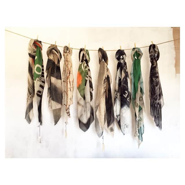 ロバートキャリーウィリアムズさんのインスタグラム写真 - (ロバートキャリーウィリアムズInstagram)「Coming soon! New scarves, shot here by @lauren_towner #howdoyouwearyours #scarf #scarves #fashion #print #design #art」4月21日 21時43分 - robertcarywilliams