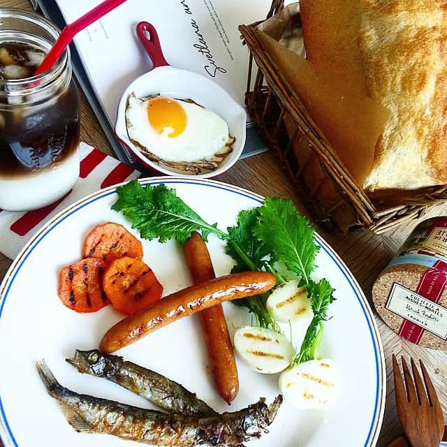 のインスタグラム：「•*¨*•.¸¸♪✧•*¨*•.¸¸♪✧•*¨*•.¸¸♪✧•*¨*•.¸¸ 今日のランチ  バル風を意識した  シシャモのオイル焼き。  地元の道の駅で買った 採れたて野菜のグリル。  それに フランスのお土産の お塩をパラリ。  そして 暖かいので 今年初？の 二層珈琲を。  今日から 家庭訪問週間で 帰宅時間早過ぎの子供達…  食べてる途中で帰ってきたー(•﹏•ั;ก) •*¨*•.¸¸ ・ ・ #うちカフェ#おうちカフェ#ツートンコーヒー#ランチ#lunch#ジャー倶楽部 #blooklinjar#jar#foodpics#onmytable#Onthetable#foodphoto#VSCOcam#vscofood#foodporn#テーブルフォト#union#朝ごはん部門エントリー」