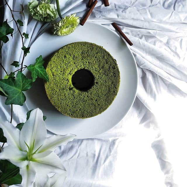 Mikaのインスタグラム：「Greentea chiffoncake🍃 * 卵を貰ったお礼に実家に抹茶シフォンケーキを焼き焼き。 今までで１番ふわしゅわに出来たかも♥ おじいちゃんおばあちゃんも美味しいって言ってくれてよかったー！ *」