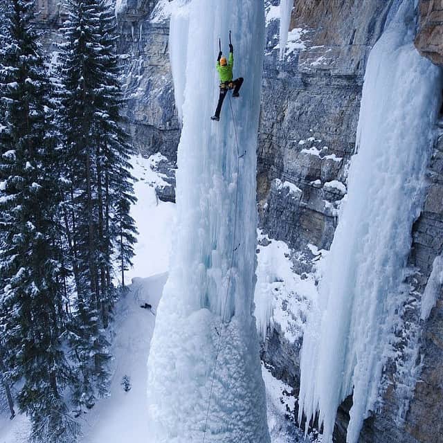 ✈MyTravelGram™のインスタグラム：「Ice climbing a frozen waterfall✨」