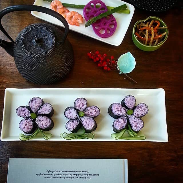 のインスタグラム：「•*¨*•.¸¸♪✧•*¨*•.¸¸♪✧•*¨*•.¸¸♪✧•*¨*•.¸¸ 今日のブランチ  紫キャベツで色付けしたご飯を  花びらに  北海道のアスパラを軸にした  お花の巻き寿司。  最近  お味噌汁の出汁は 昆布に煮干にかつお節。  美味しすぎます。  昨日は 午後から 家の周りの草取り頑張りました  そのお陰で 今日は 腰やら背中やら内太ももが激痛…  筋肉痛くるの早くない？😂 •*¨*•.¸¸ ・ ・  #巻き寿司#寿司#おうちカフェ#うちカフェ#foodpics#foodphotos#Onthetable#onmytable#foodporn#VSCOcam#vscofood#cooking#vscofashionfood#蓮根くらぶ#和食#Japanesfood#sushi#朝ごはん部門エントリー」