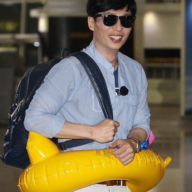 ユ・ジェソクのインスタグラム：「Take a moment n look at jaesuk 😂 he's wearing a float 😂 #yoojaesuk」