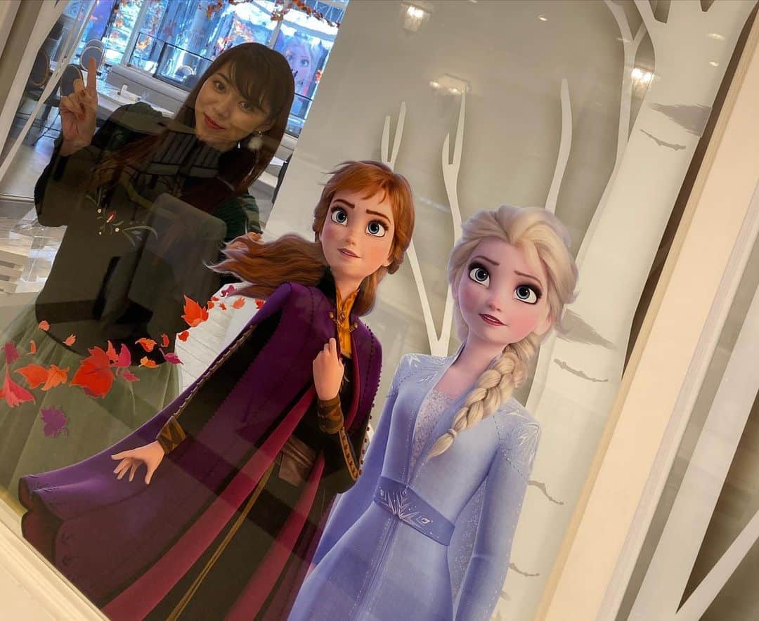 谷藤博美さんのインスタグラム写真 - (谷藤博美Instagram)「最新作『アナと雪の女王２』の 世界観を表現したスペシャルカフェが札幌にも登場！これは絶対にいかなければと、アナ雪を共に愛する友人と行ってきました❄️私が選んだのは新キャラクターがモチーフのカレー🍛おいしかったです。  コーチャンフォー新川通り店 カフェ インターリュードで1月19日まで開催されるとのことです♪  #アナと雪の女王　#シークレットハニー　#シーハニ　#4年前に買ったお洋服　#ohmycafe #frozen2 #アナウンサー　#谷藤博美　#札幌カフェ　#コラボカフェ　#可愛い　#美味しい　#映画を観てから行くと楽しさ倍増 #壁も可愛い　#アナと雪の女王3 #disney #ディズニーコーデ　#ディズニーバウンド　#アナ　#エルサ」11月23日 14時48分 - tanifuji_63