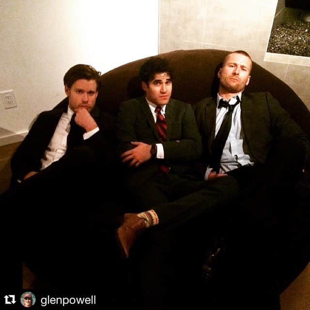 さんのインスタグラム写真 - (Instagram)「#Regram @ScreamQueensFOX star Glen Powell with #Glee's Darren Criss and Chord Overtreet ・・・ Three Men and a LoveSac @chordover @darrencriss」5月19日 5時16分 - gleeofficial