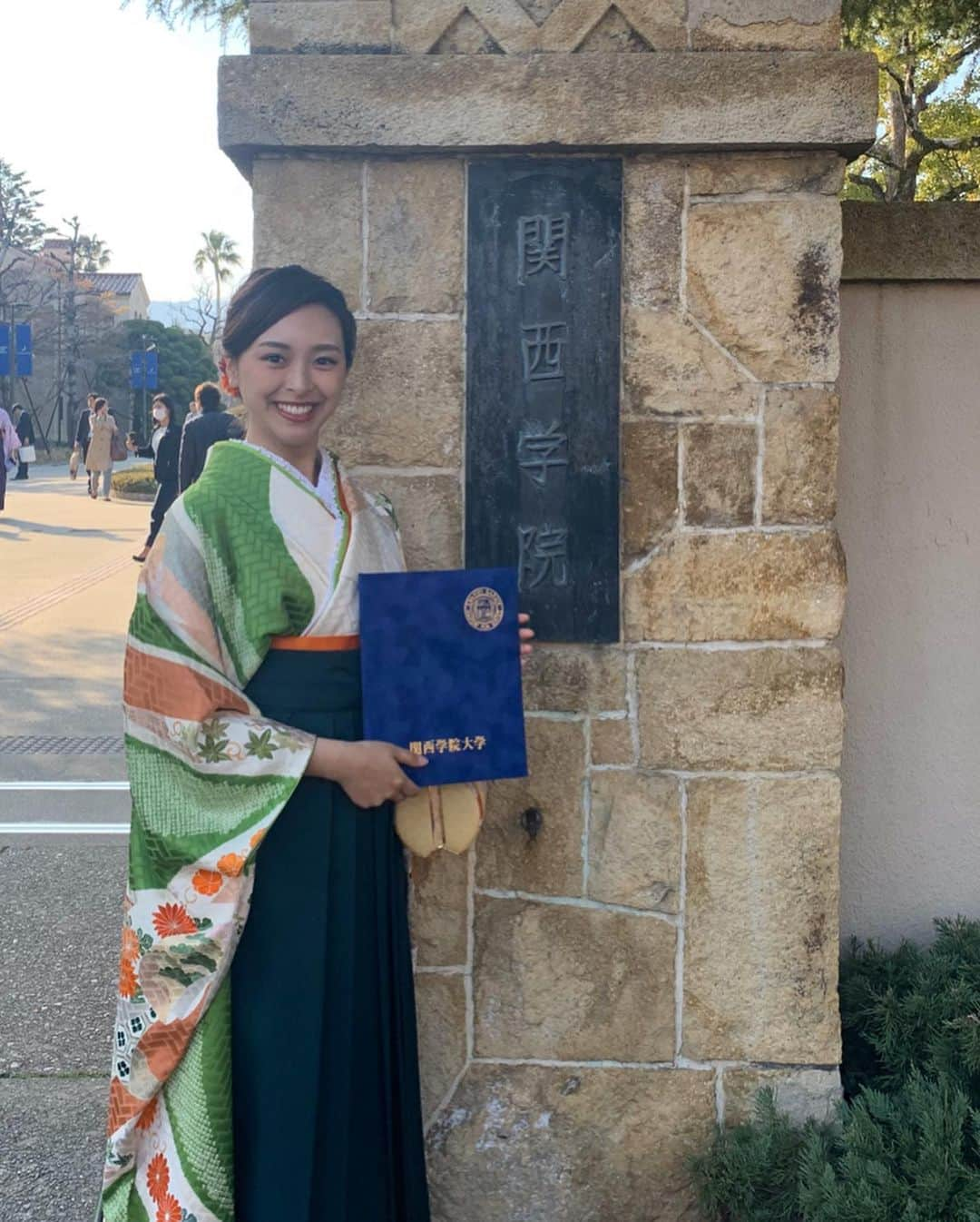 高木晴菜さんのインスタグラム写真 - (高木晴菜Instagram)「関西学院大学　商学部を卒業しました🌸  卒業式はなかったのですが、友人のお姉さんの卒業証書を拝借して記念に写真撮影をしました✨  この4年間、あっという間に過ぎていったように感じますが、本当に沢山の出会いと経験をすることができました。4年間続けたアルバイト、旅行、ミスコン、就職活動などの経験はどれも大切な思い出であり、この4年間関わってくださった方々には感謝の気持ちでいっぱいです。  特にミスコンは自分の中でとても大きな挑戦でした。「自分らしさってなんだろう」ともがき走り続けた1年だったなと思います。そんな挑戦を応援してくださった方々には感謝しかありません。ありがとうございました！！ そして、中高時代に引き続き、大学に入ってからも本当に大切な友人とかけがえのない時間を過ごすことができました。 どんな時も友人とお腹を抱えて笑っていたそんな日常が一番の幸せだったなと思います😊  何よりこの22年間寄り添い支え続けてくれた両親にとても感謝しています。  これから社会人となりますが、自分らしさを忘れずに、周りの方に恩返しできるよう、さらなる高みを目指して飛躍していきたいと思います。今後ともどうぞよろしくお願い致します😌🌸 #高木晴菜」3月29日 8時22分 - harunatakagi