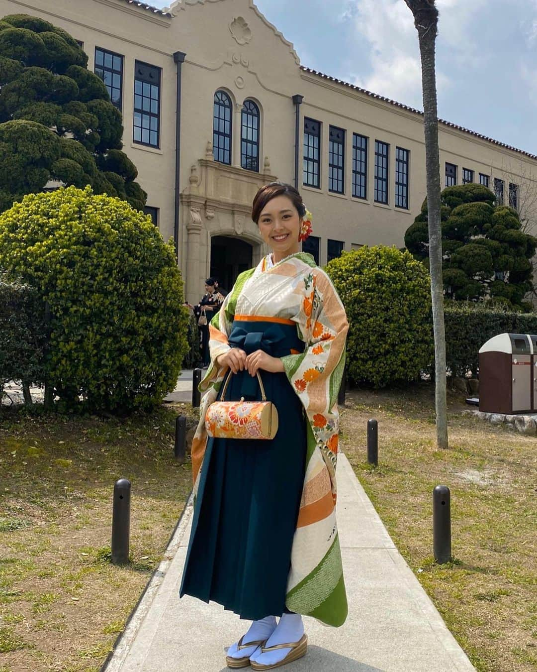 高木晴菜さんのインスタグラム写真 - (高木晴菜Instagram)「関西学院大学　商学部を卒業しました🌸  卒業式はなかったのですが、友人のお姉さんの卒業証書を拝借して記念に写真撮影をしました✨  この4年間、あっという間に過ぎていったように感じますが、本当に沢山の出会いと経験をすることができました。4年間続けたアルバイト、旅行、ミスコン、就職活動などの経験はどれも大切な思い出であり、この4年間関わってくださった方々には感謝の気持ちでいっぱいです。  特にミスコンは自分の中でとても大きな挑戦でした。「自分らしさってなんだろう」ともがき走り続けた1年だったなと思います。そんな挑戦を応援してくださった方々には感謝しかありません。ありがとうございました！！ そして、中高時代に引き続き、大学に入ってからも本当に大切な友人とかけがえのない時間を過ごすことができました。 どんな時も友人とお腹を抱えて笑っていたそんな日常が一番の幸せだったなと思います😊  何よりこの22年間寄り添い支え続けてくれた両親にとても感謝しています。  これから社会人となりますが、自分らしさを忘れずに、周りの方に恩返しできるよう、さらなる高みを目指して飛躍していきたいと思います。今後ともどうぞよろしくお願い致します😌🌸 #高木晴菜」3月29日 8時22分 - harunatakagi