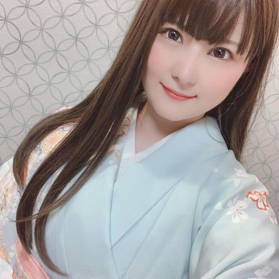 悠木イヴさんのインスタグラム写真 - (悠木イヴInstagram)「自粛中にYouTubeで着付け動画を見て勉強して、とりあえず1人で着れるようになりました♡♡ 自分で着れると好きな時に、思い立った時に着れるしいいね✨🥰🙏 この着物はプレゼントして頂いたのだけど、同じ時期に着物をプレゼントしてくださった方がいて、ピンクと黒の着物もあるし、プレゼントしてくださったのがきっかけで着物に目覚めてしまって…自分でも集めてしまってます😂🙏 またアップしますね♡♡👘」6月2日 20時57分 - eve_yuki_official