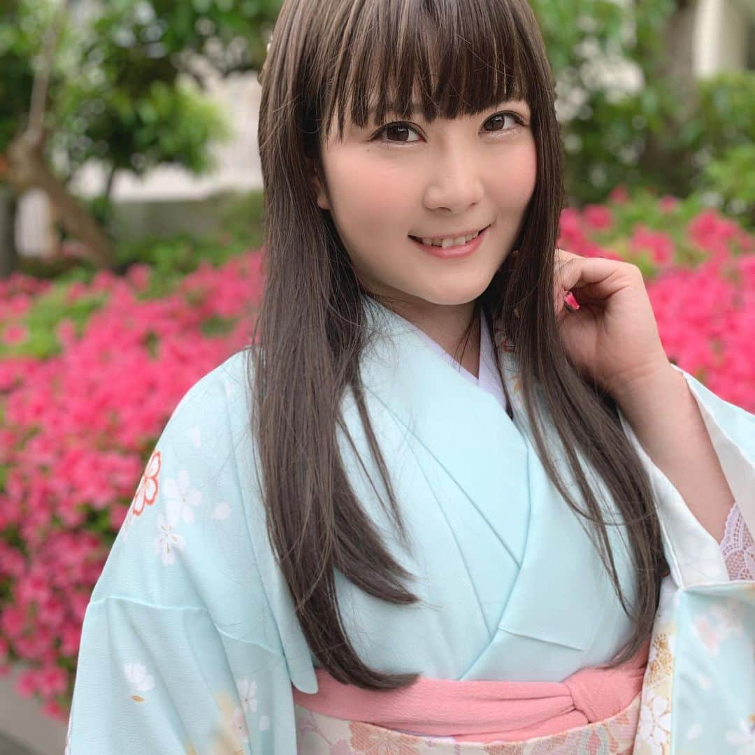 悠木イヴさんのインスタグラム写真 - (悠木イヴInstagram)「自粛中にYouTubeで着付け動画を見て勉強して、とりあえず1人で着れるようになりました♡♡ 自分で着れると好きな時に、思い立った時に着れるしいいね✨🥰🙏 この着物はプレゼントして頂いたのだけど、同じ時期に着物をプレゼントしてくださった方がいて、ピンクと黒の着物もあるし、プレゼントしてくださったのがきっかけで着物に目覚めてしまって…自分でも集めてしまってます😂🙏 またアップしますね♡♡👘」6月2日 20時57分 - eve_yuki_official