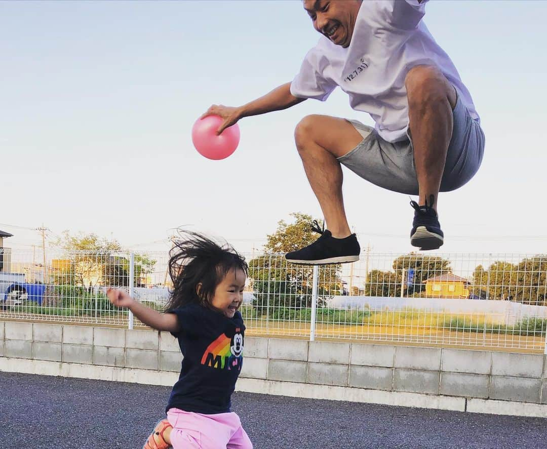 石塚祐輔さんのインスタグラム写真 - (石塚祐輔Instagram)「2020.10.21。 陽向葵の３歳の誕生日でした。 すくすくと育つ娘にいつも驚かされる日々です。 たくさんの方が支えてくださってのこと。 感謝です。 これからも親バカでいたいと思います。 おめでとう、陽向葵。 いつも、ありがとう陽向葵。 いつも、ありがとう嫁ちゃん。 いつも、ありがとうございます、関わってくださる皆さん。  #happybirthday #disneyland #jump」10月22日 23時28分 - yusuke_ishitsuka3939