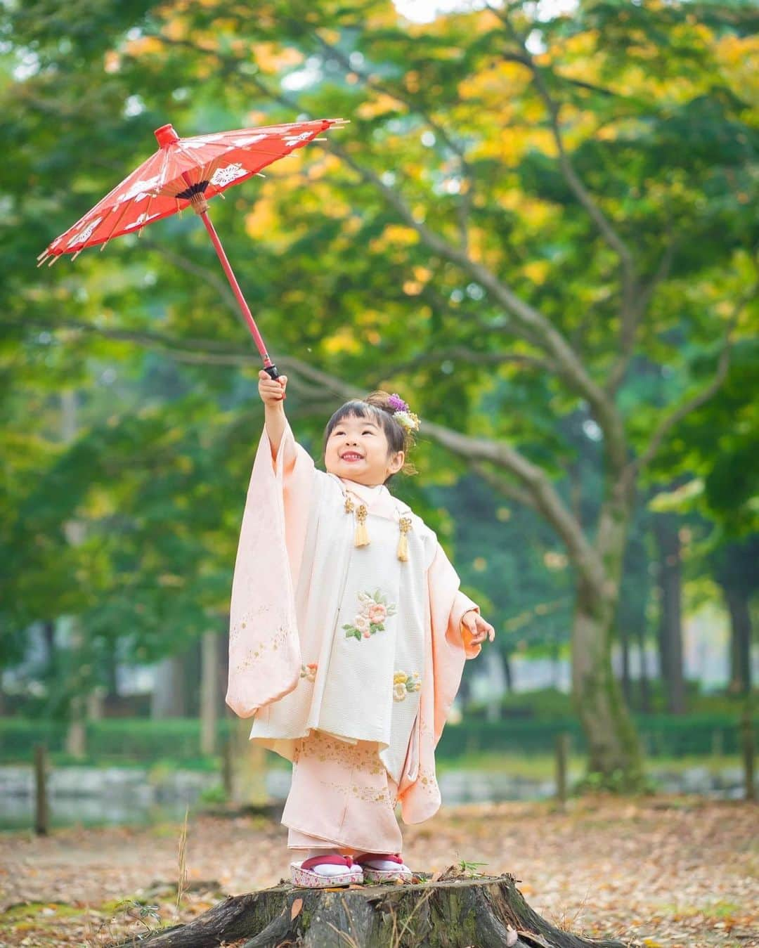 石塚祐輔さんのインスタグラム写真 - (石塚祐輔Instagram)「〜七五三〜 いつもと違った雰囲気での撮影。 かと思いきや、いつもと変わらない表情。 そんな表情を引き出してくださる @giriphotoworks さんに撮影していただきました。 いつも、最高の写真ありがとうございます。 「大人っぽく」だけど、子どもらしい自由な感じの撮影でした。楽しかった。 成長の早さに追いつけるよう親父も頑張らなくては。 いつも、ありがとう陽向葵。 たくさんの支えがあっての成長。ありがとうございます。感謝。 #753 #七五三 #giriphotoworks」11月9日 22時18分 - yusuke_ishitsuka3939