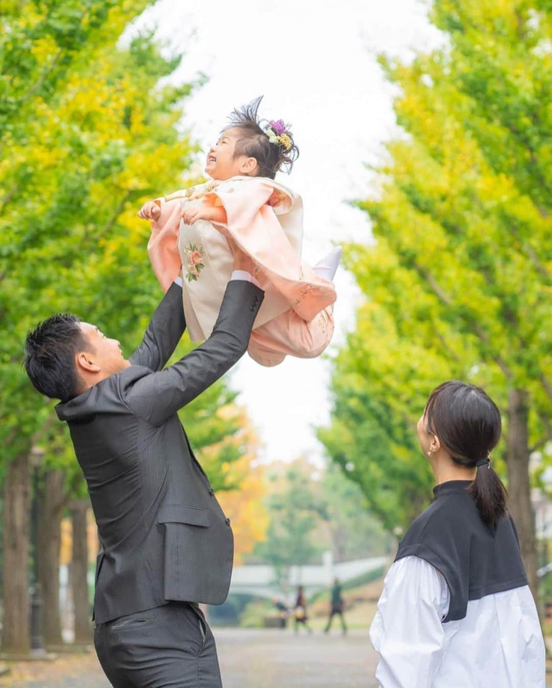 石塚祐輔さんのインスタグラム写真 - (石塚祐輔Instagram)「〜七五三〜 いつもと違った雰囲気での撮影。 かと思いきや、いつもと変わらない表情。 そんな表情を引き出してくださる @giriphotoworks さんに撮影していただきました。 いつも、最高の写真ありがとうございます。 「大人っぽく」だけど、子どもらしい自由な感じの撮影でした。楽しかった。 成長の早さに追いつけるよう親父も頑張らなくては。 いつも、ありがとう陽向葵。 たくさんの支えがあっての成長。ありがとうございます。感謝。 #753 #七五三 #giriphotoworks」11月9日 22時18分 - yusuke_ishitsuka3939