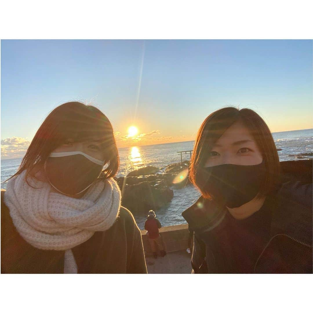 芳賀舞波さんのインスタグラム写真 - (芳賀舞波Instagram)「.﻿ あけましておめでとうございます🌅🎍🐮﻿ どっといっきに色々なものが来た2020年。﻿ 人との心の繋がりの大切さを噛み締めた2020年。﻿ ﻿ マイナスな感情もプラスな感情もすべて﻿ 自分の経験値。﻿ ﻿ 2021年はみんなが笑顔ですごせる﻿ 幸せな1年になりますように。﻿ きっとなる。﻿ ﻿ .﻿ ﻿ いつもたくさんの応援、﻿ ありがとうございます。﻿ ﻿ このような状況でもバレーボールができること、﻿ 応援してもらえる事を幸せに思いますし、﻿ 感謝しています。﻿ ﻿ 今できることを全力で！﻿ 2021年もよろしくお願いします！﻿ ﻿ .﻿ #日立リヴァーレ﻿ #感謝﻿ #2020#2021 #写真は2020終日出」1月1日 17時58分 - _maiha.15_