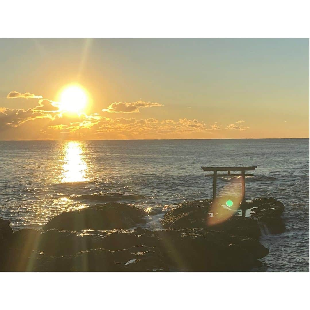 芳賀舞波さんのインスタグラム写真 - (芳賀舞波Instagram)「.﻿ あけましておめでとうございます🌅🎍🐮﻿ どっといっきに色々なものが来た2020年。﻿ 人との心の繋がりの大切さを噛み締めた2020年。﻿ ﻿ マイナスな感情もプラスな感情もすべて﻿ 自分の経験値。﻿ ﻿ 2021年はみんなが笑顔ですごせる﻿ 幸せな1年になりますように。﻿ きっとなる。﻿ ﻿ .﻿ ﻿ いつもたくさんの応援、﻿ ありがとうございます。﻿ ﻿ このような状況でもバレーボールができること、﻿ 応援してもらえる事を幸せに思いますし、﻿ 感謝しています。﻿ ﻿ 今できることを全力で！﻿ 2021年もよろしくお願いします！﻿ ﻿ .﻿ #日立リヴァーレ﻿ #感謝﻿ #2020#2021 #写真は2020終日出」1月1日 17時58分 - _maiha.15_