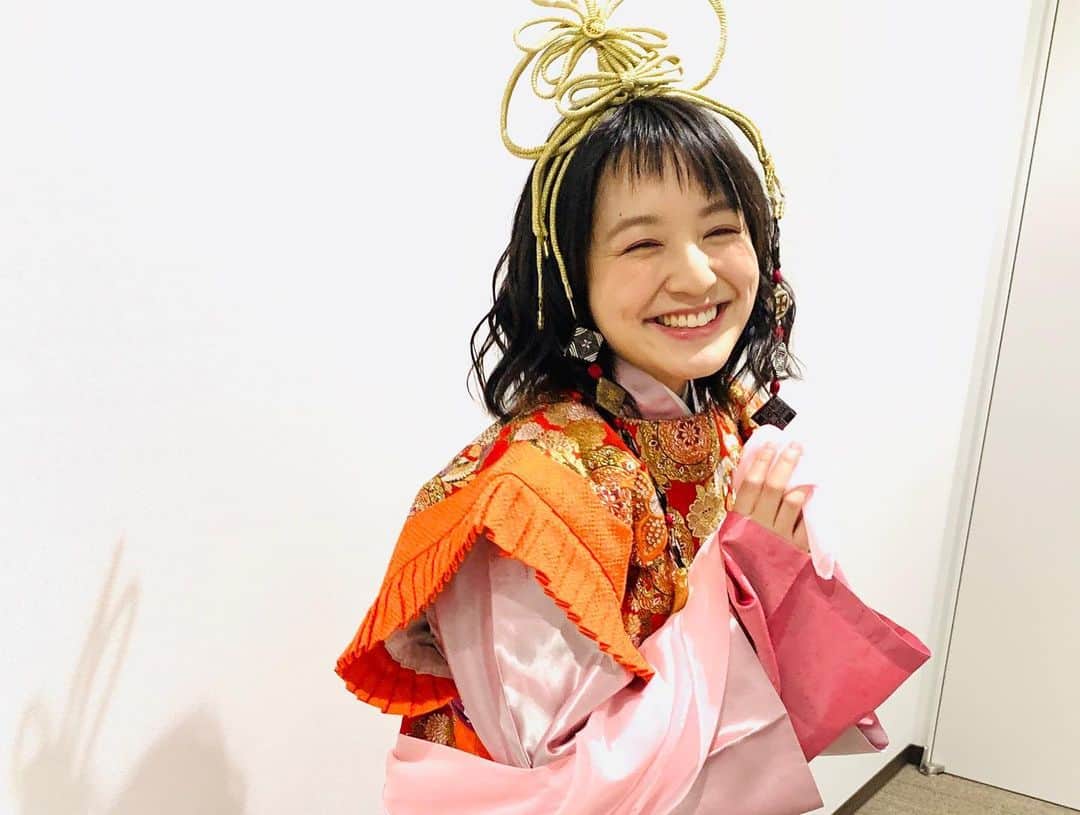 藤林温子さんのインスタグラム写真 - (藤林温子Instagram)「. 明けましておめでとうございます . 仕事初めは せやねん！生中継でした！ 七福神の弁財天のお衣装で ハッピーをお届け！ ありがとうございました🐮 今年もよろしくお願いいたします！ #せやねん」1月2日 9時55分 - atsuko_fujibayashi