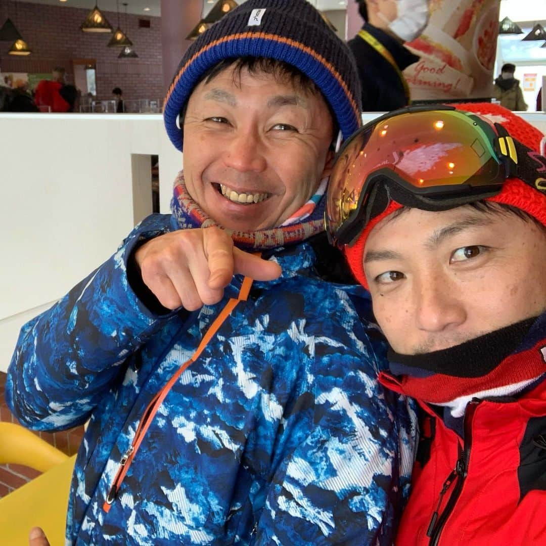 吉原宏太さんのインスタグラム写真 - (吉原宏太Instagram)「今日は大勢で札幌国際スキー場⛷  こんなに人が来てると知らずにビックリ。  あとで元祖コンサドーレのトレーナー堀尾さんも来るし。(*ﾟーﾟ)  なんでも大勢でやるのは楽しいですね。 こんな時だから思いっきりは羽は伸ばせなかったけど最高のスキーになりました。(o'ー'o)  ただめちゃ寒くてちょっと手を出してると痛いし写真や動画は少なめです。  それにしても北海道の方々はスキー半端なく上手いわ。。。  関西人なのにスキーできるのは毎年雪山に連れて行ってくれた両親に感謝です。🎿 最終日までレッスン入れられて苦痛でしかなかった思い出ですがw  スキーめちゃ楽しいのでもっと盛り上げましょう。٩꒰⍢ ꒱۶⁼³₌₃  井山くんの使っていた板めちゃ滑りやすい。 次は青いのお願いします🤲  ありがとうございます😊😊😊」1月10日 16時06分 - kotayoshihara