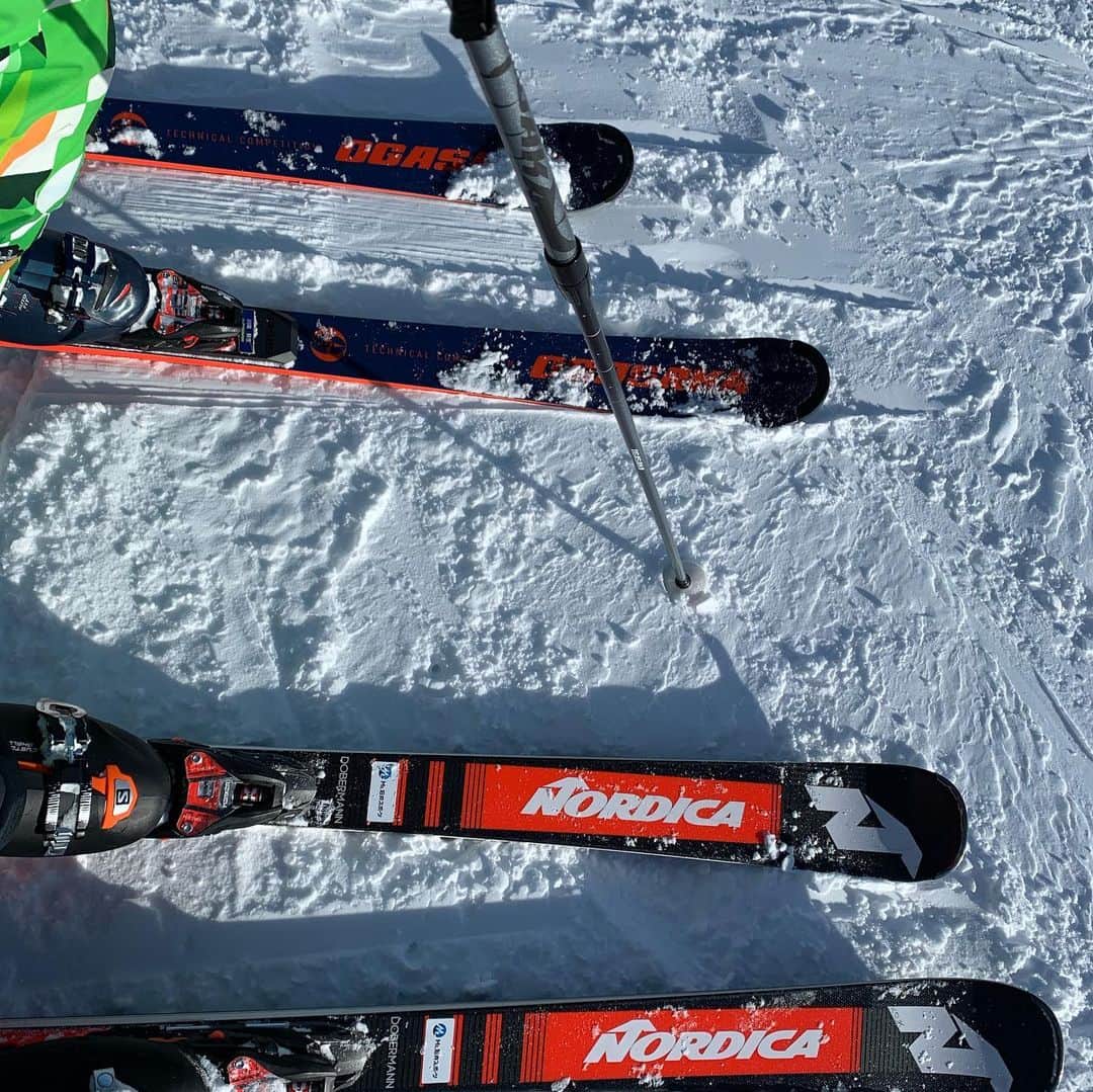 吉原宏太さんのインスタグラム写真 - (吉原宏太Instagram)「今日は大勢で札幌国際スキー場⛷  こんなに人が来てると知らずにビックリ。  あとで元祖コンサドーレのトレーナー堀尾さんも来るし。(*ﾟーﾟ)  なんでも大勢でやるのは楽しいですね。 こんな時だから思いっきりは羽は伸ばせなかったけど最高のスキーになりました。(o'ー'o)  ただめちゃ寒くてちょっと手を出してると痛いし写真や動画は少なめです。  それにしても北海道の方々はスキー半端なく上手いわ。。。  関西人なのにスキーできるのは毎年雪山に連れて行ってくれた両親に感謝です。🎿 最終日までレッスン入れられて苦痛でしかなかった思い出ですがw  スキーめちゃ楽しいのでもっと盛り上げましょう。٩꒰⍢ ꒱۶⁼³₌₃  井山くんの使っていた板めちゃ滑りやすい。 次は青いのお願いします🤲  ありがとうございます😊😊😊」1月10日 16時06分 - kotayoshihara