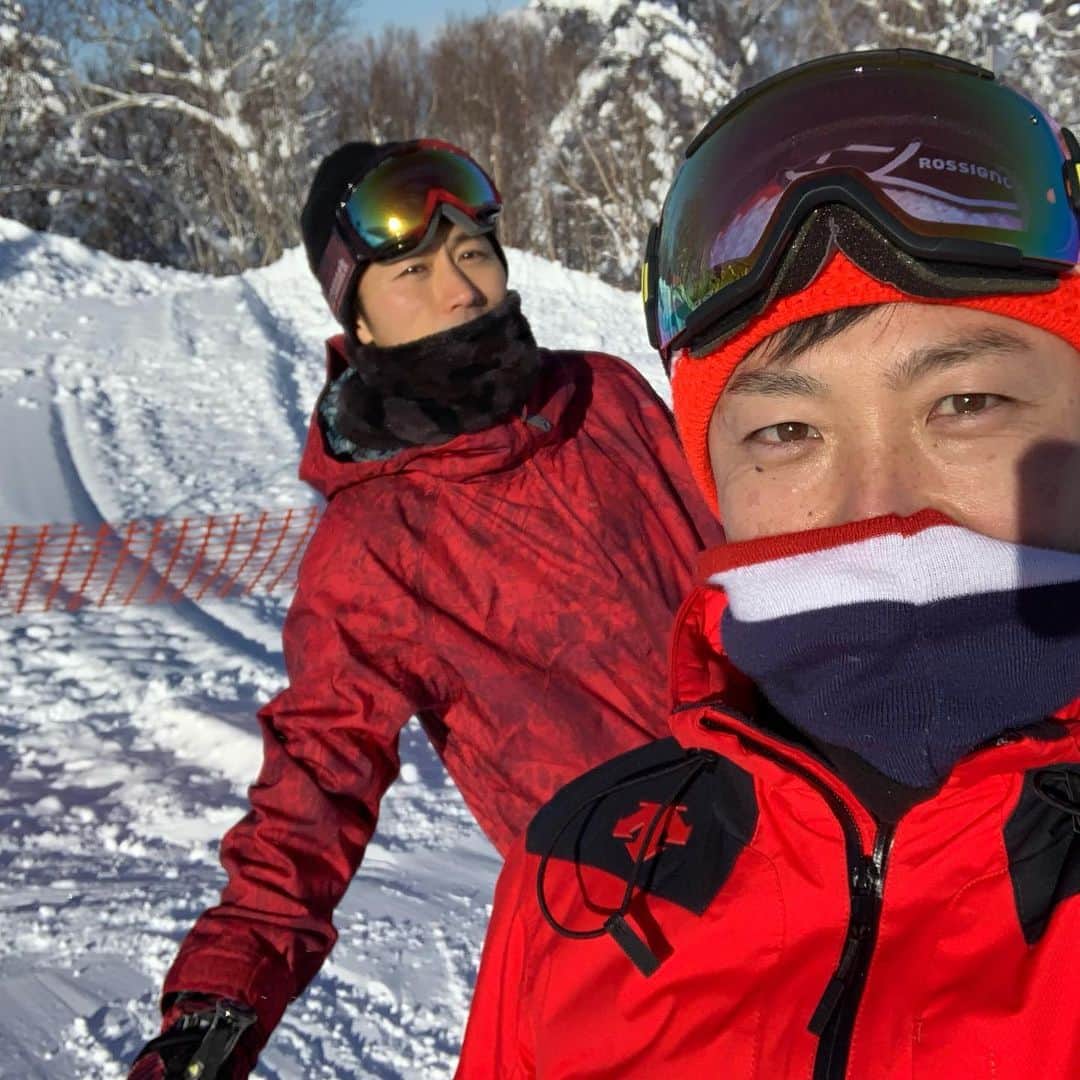 吉原宏太さんのインスタグラム写真 - (吉原宏太Instagram)「今日は大勢で札幌国際スキー場⛷  こんなに人が来てると知らずにビックリ。  あとで元祖コンサドーレのトレーナー堀尾さんも来るし。(*ﾟーﾟ)  なんでも大勢でやるのは楽しいですね。 こんな時だから思いっきりは羽は伸ばせなかったけど最高のスキーになりました。(o'ー'o)  ただめちゃ寒くてちょっと手を出してると痛いし写真や動画は少なめです。  それにしても北海道の方々はスキー半端なく上手いわ。。。  関西人なのにスキーできるのは毎年雪山に連れて行ってくれた両親に感謝です。🎿 最終日までレッスン入れられて苦痛でしかなかった思い出ですがw  スキーめちゃ楽しいのでもっと盛り上げましょう。٩꒰⍢ ꒱۶⁼³₌₃  井山くんの使っていた板めちゃ滑りやすい。 次は青いのお願いします🤲  ありがとうございます😊😊😊」1月10日 16時06分 - kotayoshihara