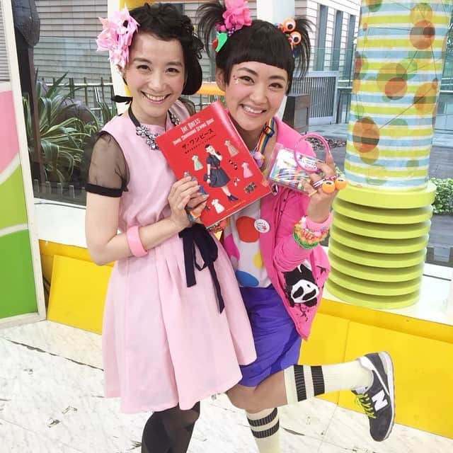 みかんさんのインスタグラム写真 - (みかんInstagram)「大ファンの篠原ともえさん💖 昨日、PONも一緒でものまねGPはシノラーの格好でものまねさせてもらいました(^^) 私が出会ってきた女性や芸能人の中でも一番、お顔が小さかったです💖ダントツ一位です💖 クルクル✨ しかもご本人さんがインスタで私のピンのシノラーをアップしてくれてます💖 嬉しすぎるし、めちゃいい人💖 みんなも篠原さんフォローして〜(^^) #篠原ともえさん#PON#ファン#ものまね#シノラー」5月20日 13時18分 - mikan02241984