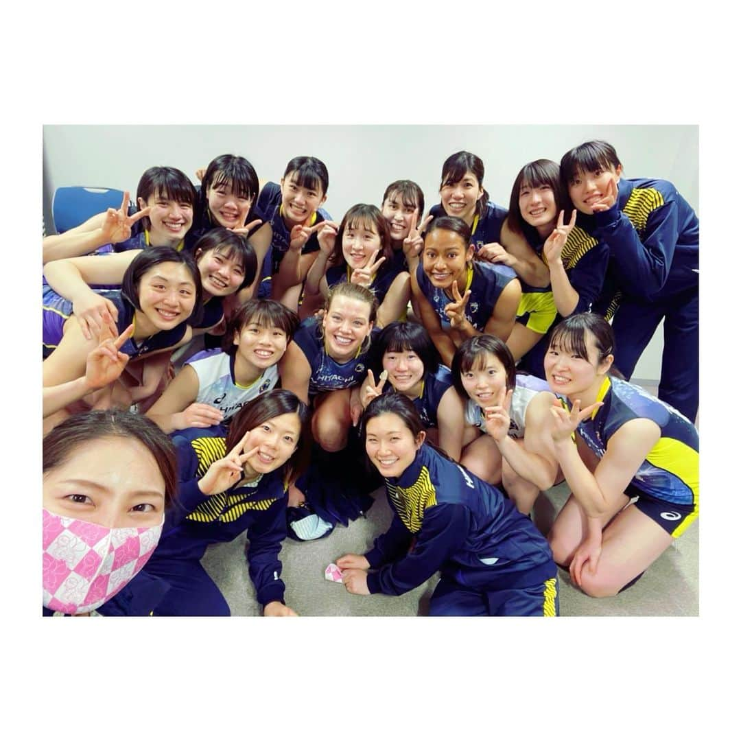 芳賀舞波さんのインスタグラム写真 - (芳賀舞波Instagram)「.  2020/2021 V.LEAGUE DIVISION1 は 第7位という結果で終わりました。 たくさんの応援ありがとうございました！！ コロナ禍でのリーグ戦ということで、 リモート試合だったり、試合が中止になったりと例年とは違い本当に難しいシーズンでした。  一言では言い表せれないたくさんの経験と新しい気付き。 ポジティブな事ばかりではありませんでしたが、 今リーグも選手として、人として成長する多くのきっかけをもらいました。  チームとしても勝ちきれない悔しさ。 ひとつの大きな壁を乗り越えられないもどかしさ。たくさん経験して、最後に全員で掴み取った1勝は本当に特別なものです。  誰もが大変で苦しいこの状況下でも、 温かく応援していただける事を本当に幸せに思いますし、リモート試合が多かった分、 会場へ足を運んでくださった方々の現地での応援は心に響きました。 直接会場でプレーをお見せできなくても常に応援してくださる皆様に、 沢山のパワーをいただき戦い抜くことができました。 ありがとうございます。 また運営に関わり最後までリーグ戦を支えてくださった方々に感謝しています。  リーグ戦が終わったばかりですが 今週末からV.Cupも始まり、 まだ今シーズンの戦いは続きます。 常に前へ前へ進んでいけるよう 残りのシーズンも「ONE」のスローガンを胸に、チーム一丸で頑張ります！  私たちの戦う姿で皆様の応援に応えていきたいです。 日立リヴァーレの応援を よろしくお願いします！  . #日立リヴァーレ #hitachiastemo  #感謝 #vleague  #volleyball  #懐かしの春高風ギュッと写真 #るなさん写真いっぱいありがとうございます☺️」2月23日 11時41分 - _maiha.15_