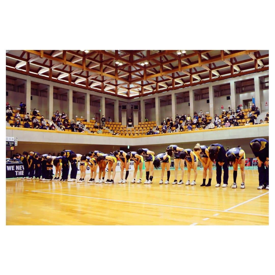 芳賀舞波さんのインスタグラム写真 - (芳賀舞波Instagram)「.  2020/2021 V.LEAGUE DIVISION1 は 第7位という結果で終わりました。 たくさんの応援ありがとうございました！！ コロナ禍でのリーグ戦ということで、 リモート試合だったり、試合が中止になったりと例年とは違い本当に難しいシーズンでした。  一言では言い表せれないたくさんの経験と新しい気付き。 ポジティブな事ばかりではありませんでしたが、 今リーグも選手として、人として成長する多くのきっかけをもらいました。  チームとしても勝ちきれない悔しさ。 ひとつの大きな壁を乗り越えられないもどかしさ。たくさん経験して、最後に全員で掴み取った1勝は本当に特別なものです。  誰もが大変で苦しいこの状況下でも、 温かく応援していただける事を本当に幸せに思いますし、リモート試合が多かった分、 会場へ足を運んでくださった方々の現地での応援は心に響きました。 直接会場でプレーをお見せできなくても常に応援してくださる皆様に、 沢山のパワーをいただき戦い抜くことができました。 ありがとうございます。 また運営に関わり最後までリーグ戦を支えてくださった方々に感謝しています。  リーグ戦が終わったばかりですが 今週末からV.Cupも始まり、 まだ今シーズンの戦いは続きます。 常に前へ前へ進んでいけるよう 残りのシーズンも「ONE」のスローガンを胸に、チーム一丸で頑張ります！  私たちの戦う姿で皆様の応援に応えていきたいです。 日立リヴァーレの応援を よろしくお願いします！  . #日立リヴァーレ #hitachiastemo  #感謝 #vleague  #volleyball  #懐かしの春高風ギュッと写真 #るなさん写真いっぱいありがとうございます☺️」2月23日 11時41分 - _maiha.15_