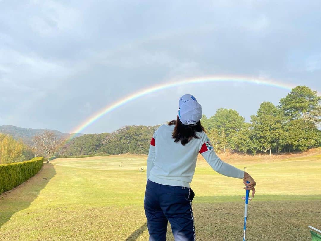 渋野日向子さんのインスタグラム写真 - (渋野日向子Instagram)「ご無沙汰しております ちょっと前から、YouTubeを始めました 告知なしだったので生配信見れた方すごいです… 興味がある方はふと思い出した時でいいので是非見てください  そして今週から長いシーズンが始まります 先のことを考える余裕なくて目の前のことしか出来ないし考えれないですが、色々発見してそれを身につけていけたらいいなぁと思います  2021年もよろしくお願いします🙂」3月1日 15時37分 - pinacoooon