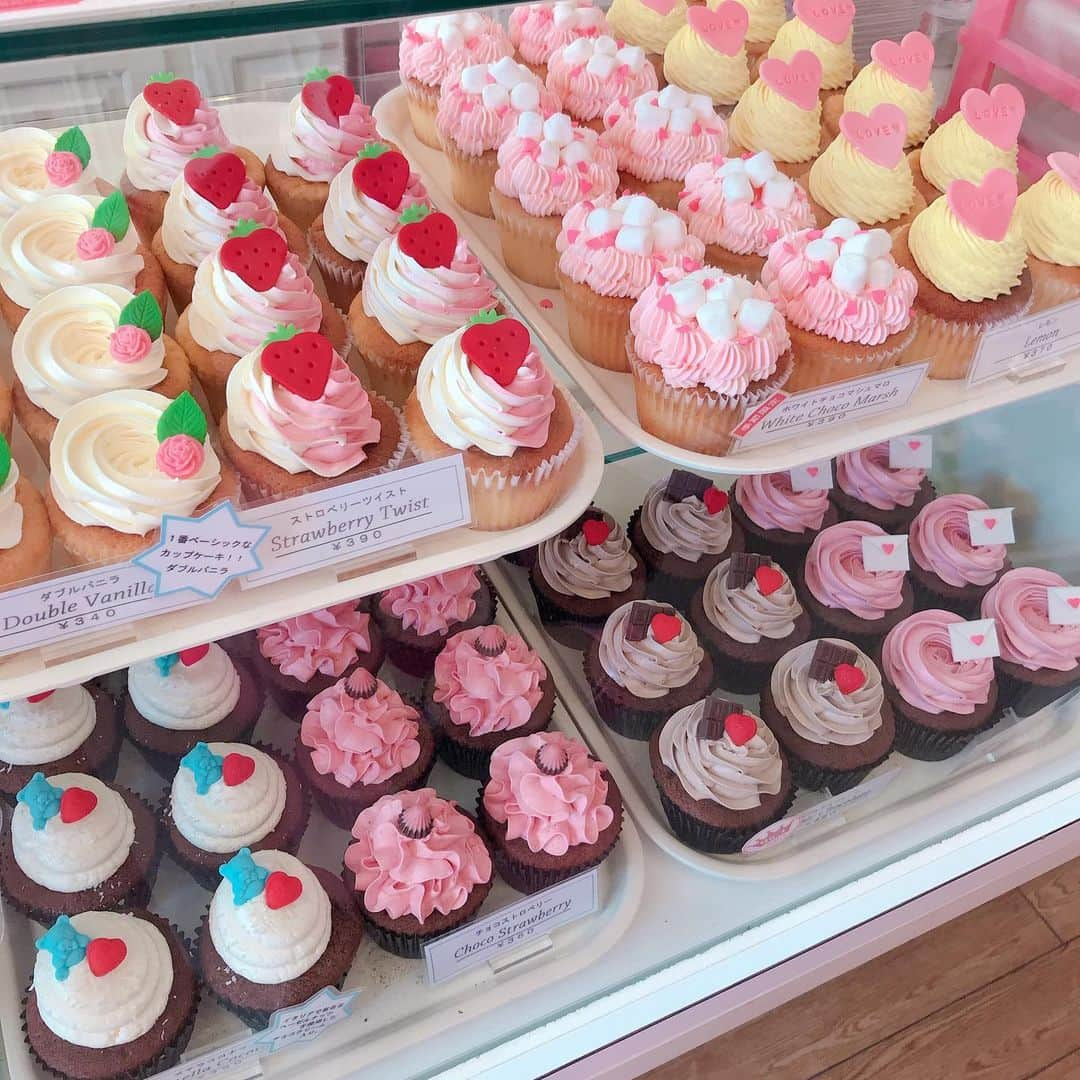 ちいめろさんのインスタグラム写真 - (ちいめろInstagram)「ロンドンカップケーキ🧁❤① 外観も内観も可愛いし なによりカップケーキが可愛すぎる😍💕  #ちいめろ #まひめろ #名古屋 #カップケーキ #YouTube #YouTuber #時差がひどいグラム #時差グラム #インスタ映え #可愛い」3月16日 8時39分 - chiimelo74