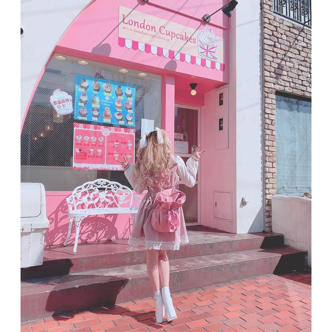 ちいめろさんのインスタグラム写真 - (ちいめろInstagram)「ロンドンカップケーキ🧁❤① 外観も内観も可愛いし なによりカップケーキが可愛すぎる😍💕  #ちいめろ #まひめろ #名古屋 #カップケーキ #YouTube #YouTuber #時差がひどいグラム #時差グラム #インスタ映え #可愛い」3月16日 8時39分 - chiimelo74