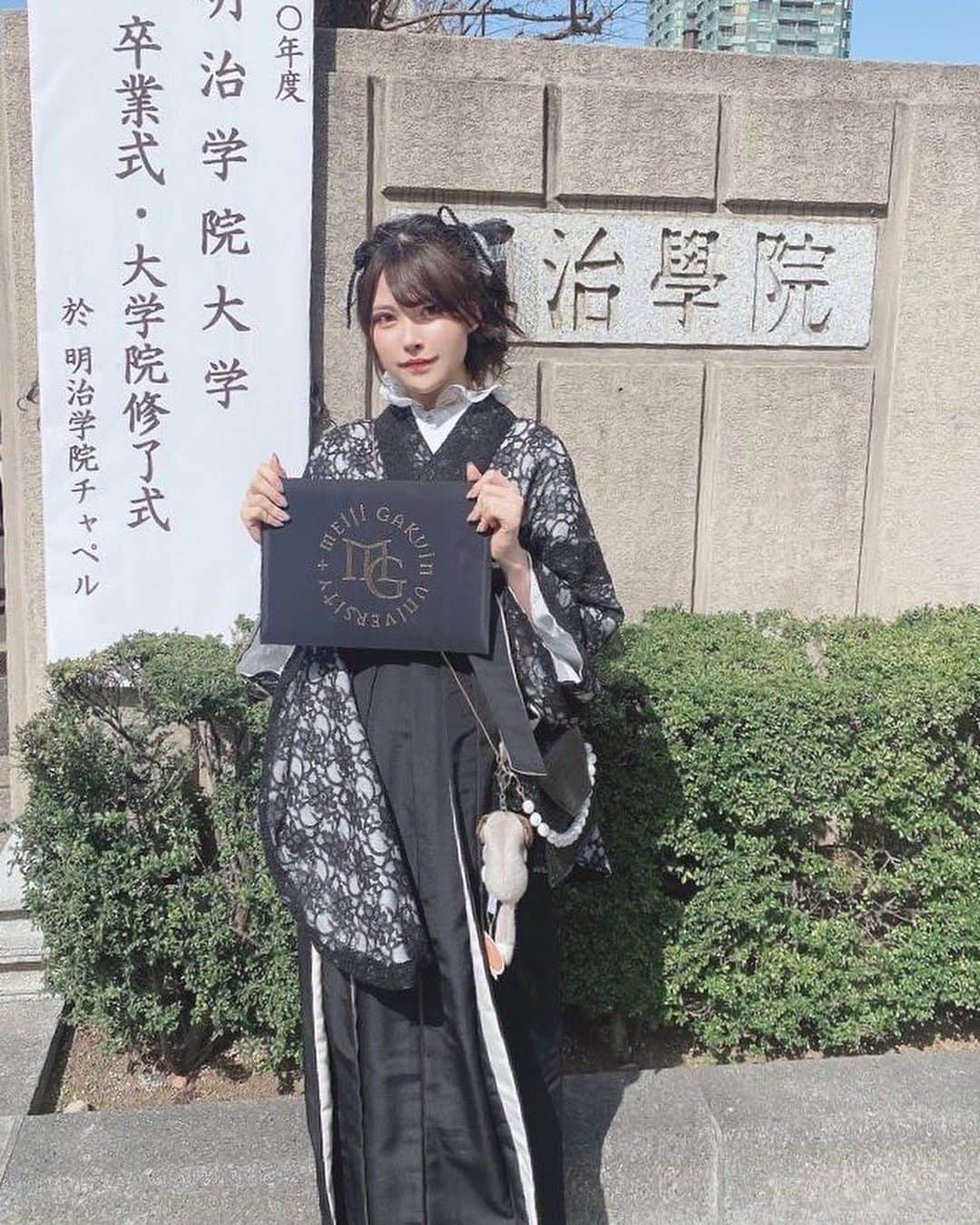 小此木流花さんのインスタグラム写真 - (小此木流花Instagram)「改めて、大学卒業しました( ̳- ·̫ - ̳ˆ )◞  大学まで通わせてくれたままにありがとうのきもち  高3の時やりたいこともやれることもまだ分からなくて周りの当たり前で通った大学だったけど、東京に来て色んな刺激を受けて、知らない事さえ知らないような新しい世界が沢山見えて、自分の気持ちも環境も変化がいっぱいの4年間でした🥚  1.2年は活動との両立だったからすごい忙しくて、泣きながらレコーディングしたりテスト終わったあと一人で飛行機乗って会場向かったり大変だったけど、お友達が本当に優しくて沢山助けてくれて、そのおかげでちゃんと卒業できました🐁  たくさんの人に感謝がいっぱい  まだみんなに言えてないけど、4年かけて見つけたこれからの自分の理想像があってね、これからもやりたいこと突きつめてなりたい自分になるから、るーのこと見ててくれたら嬉しいなあて気持ちだよ  🐁 @kimonomiyabi   #卒業式 #袴」3月22日 20時37分 - okonogi_ruka