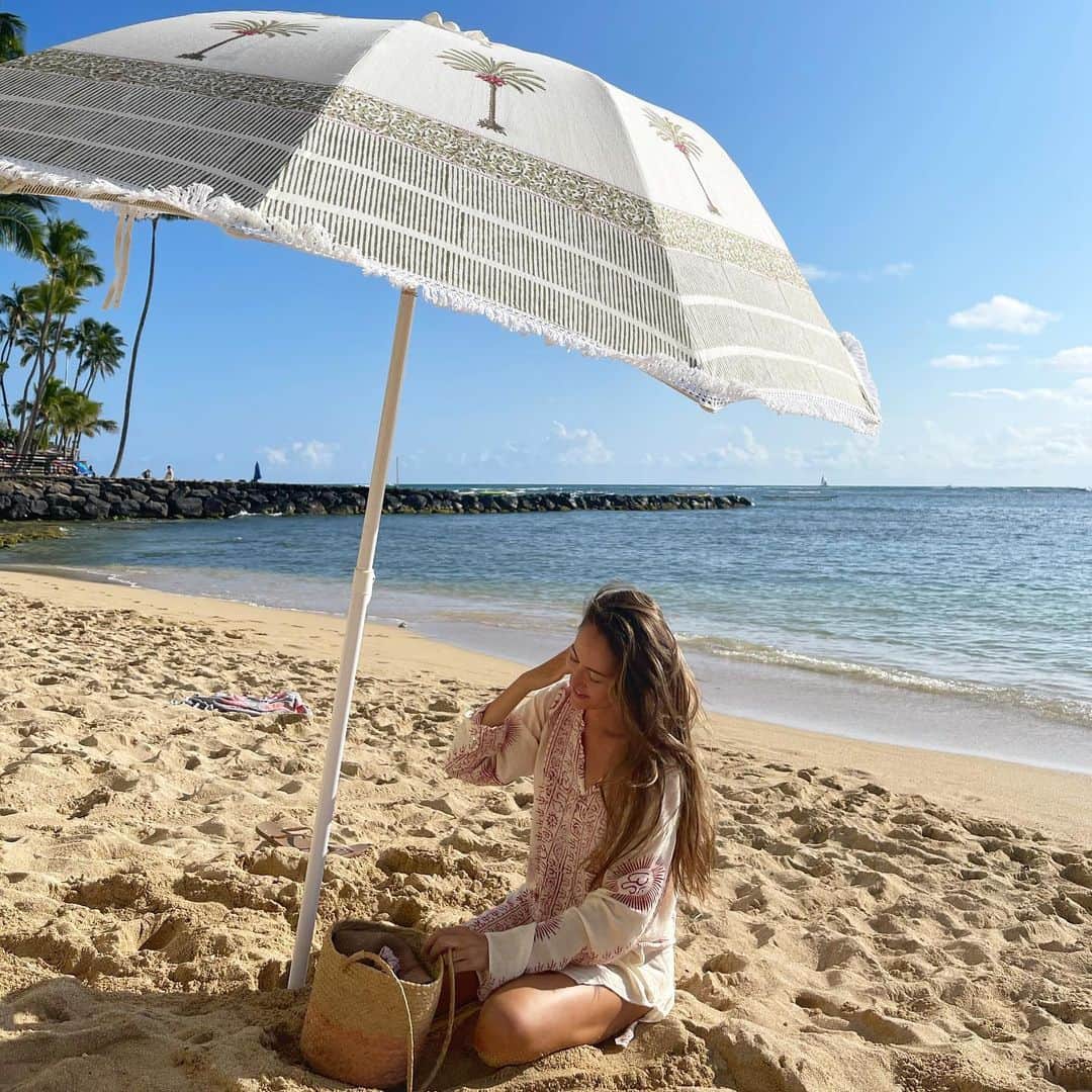 道端ジェシカさんのインスタグラム写真 - (道端ジェシカInstagram)「The cutest parasols on the island! Designed by mermaid @shydegucci  Truly one of a kind! 🌈💖🧜‍♀️ You can shop at @islandbungalow_hawaii 🥳」3月25日 16時13分 - jessicamichibata