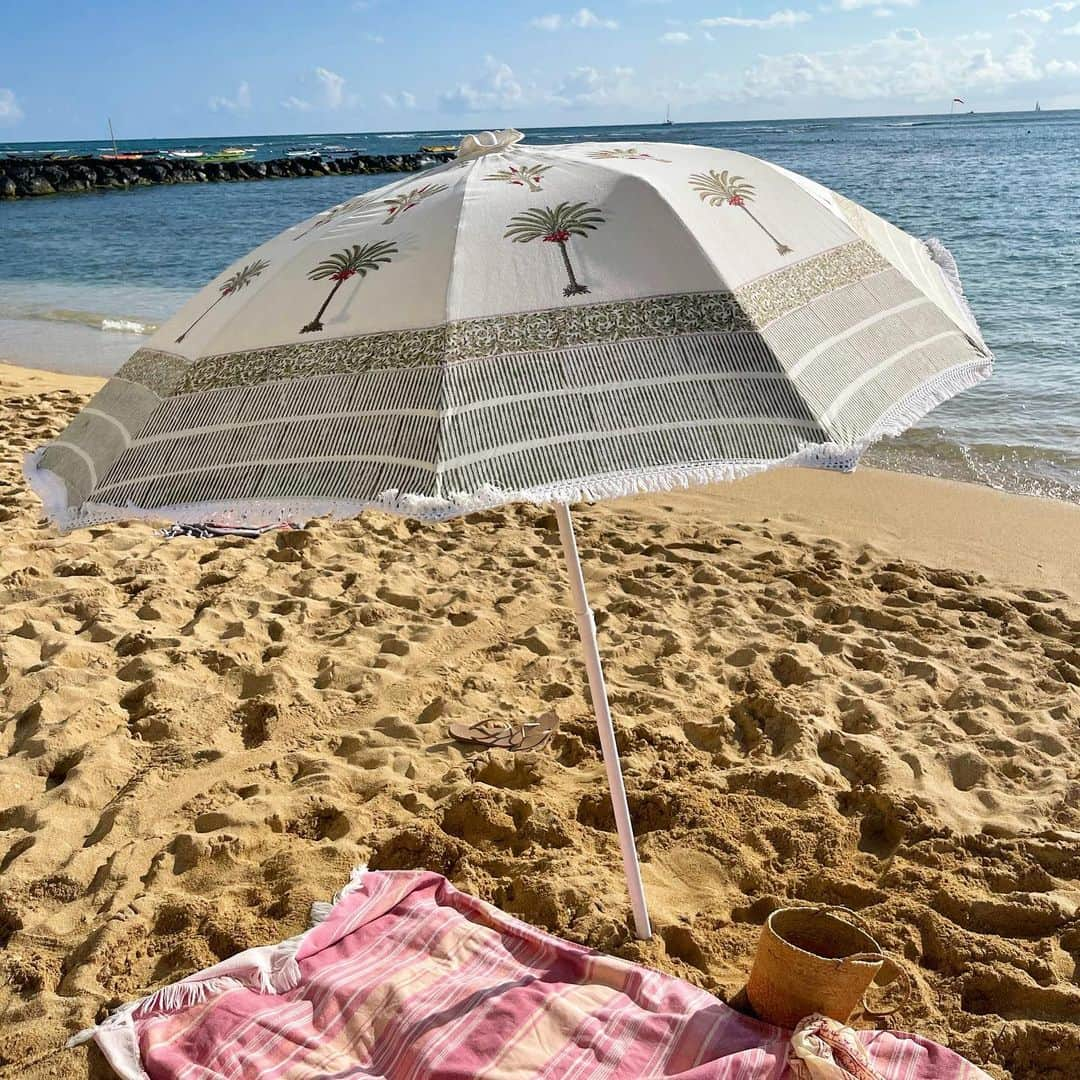 道端ジェシカさんのインスタグラム写真 - (道端ジェシカInstagram)「The cutest parasols on the island! Designed by mermaid @shydegucci  Truly one of a kind! 🌈💖🧜‍♀️ You can shop at @islandbungalow_hawaii 🥳」3月25日 16時13分 - jessicamichibata