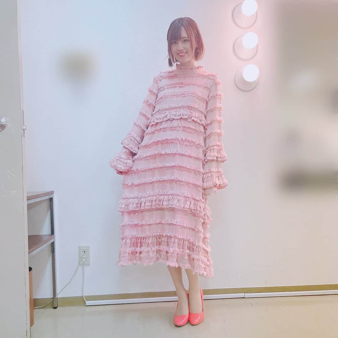 高橋李依さんのインスタグラム写真 - (高橋李依Instagram)「📷2021.2.28﻿ ﻿ ﻿ 『彼女、お借りします』﻿ スペシャルイベント﻿ ﻿ イベントと、彼女 -イベカノ-﻿ ﻿ でした！﻿ ﻿ ﻿ *﻿ おひさしぶりの更新😇👐♪﻿ またまとめてあげます！﻿ ﻿ *﻿ ﻿ 今作で担当させていただいているのは﻿ 桜沢墨ちゃん💓﻿ ﻿ イメージカラーはピンク！﻿ ﻿ ﻿ イベカノの衣装は﻿ ﻿ ピンクの色指定と、﻿ オトナのデート風﻿ (大学生から見たとき﻿ ちょっぴり背伸びしたデート)﻿ との指定がありました🤭﻿ ﻿ ﻿ そんなプロデューサーさんの﻿ 情熱溢れたオーダーに、﻿ ﻿ スタイリストさんが応え、﻿ ﻿ 墨ちゃんらしい﻿ ふんわりとした雰囲気のドレスを﻿ チョイスしてみました🥰﻿ ﻿ ﻿ *﻿ ブランドはsister janeさんの﻿ Raffle Midi Dress。﻿ ﻿ ﻿ ボディラインがあんまりわからない﻿ ふんわりとしたシルエットで﻿ 萌え袖仕様でした😘﻿ ﻿ ﻿ 布地はレースとフサフサが﻿ 全身を横断しており🚃🚃🚃💨💨﻿ ﻿ ﻿ それがなんだかキュートな感じで、﻿ おめかししているのに、﻿ マスコット感があるというか……﻿ 小動物感があるというか！(∪•ﻌ•∪)﻿ ﻿ ﻿ ドレスというジャンル自体﻿ やっぱり大人びてしまうので﻿ ﻿ ドレスでもあり、ワンピースみたいな。﻿ いい塩梅が見つかって良かったです🌸﻿ ﻿ *﻿ ﻿ 実はウエストが絞られている﻿ キレイめドレスも考えたんだけど、﻿ ﻿ そういうスタイルは﻿ 千鶴役の雨宮天ちゃんに着て欲しいんだよなーとこっそり想っていて……（笑）﻿ ﻿ ﻿ 実際、イベント当日﻿ キレイ系の赤いドレスを着ていて﻿ ガッツポーズしておりました。﻿ ﻿ (ง ˙-˙ )ง< 千鶴さんみ～～～！！！﻿ ﻿ ﻿ *﻿ ﻿ イヤリングの写真は忘れた！﻿ 一応お花の形をしていたことを﻿ ご報告します😭❁さくらさわ～﻿ ﻿ ﻿ ﻿ 2期も楽しみだ～っ！﻿ ﻿ ﻿ #声優 #りえりー服﻿ #かのかり #kanokari﻿ #彼女お借りします #高橋李依」5月9日 18時46分 - riery_syame