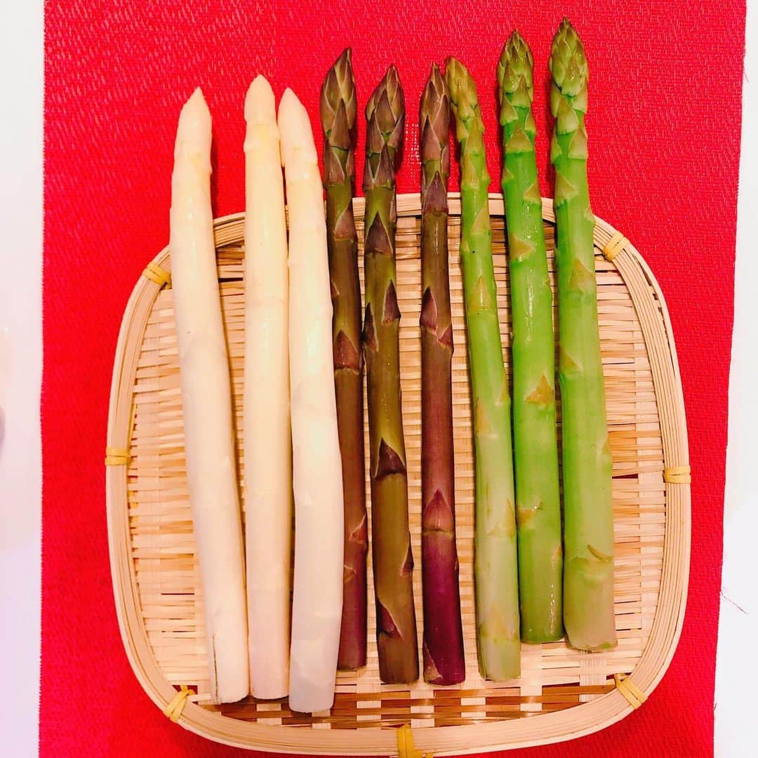 吉田千晃さんのインスタグラム写真 - (吉田千晃Instagram)「❤︎#asparaguslovers ❤︎ #ホワイトアスパラガス  #パープルアスパラガス  #グリーンアスパラガス  #早口言葉みたいになった w #紫色のは #生でもok」5月24日 18時06分 - chiakiyoshida_