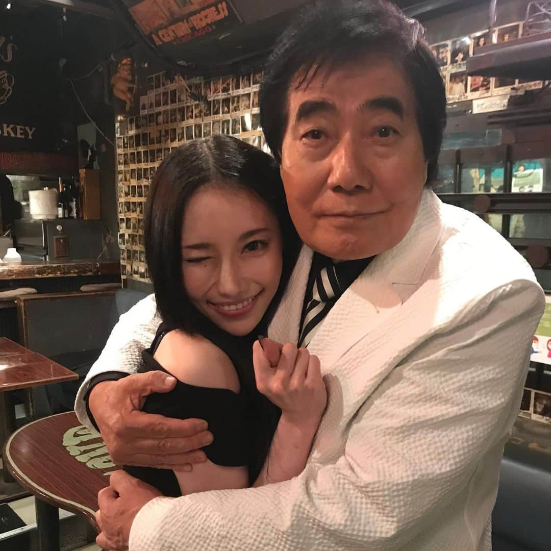 七海ティナさんのインスタグラム写真 - (七海ティナInstagram)「村西とおる監督さんとトークイベント . . . 先日出版された ｢人間だもの｣ 是非皆様にもおすすめしたい1冊です。 周りにいる友人、家族に相談できないことも この1冊に突破口があるかもしれません。 . 実際に私は救われております。 . . AVの帝王と言われる監督の1冊なので 床事情ばかりなのでは？(失礼)と思うかもしれませんが そんな事はありません。 . . 陰陰滅滅、夢やぶれ堕ちるとこまで堕ちた。 と印象を抱かれる私の職業ですが 改めて、胸を張って メガホン片手に｢私はAV女優です｣と鼻息荒々しく叫ぶ事ができます。 叫びたいくらいです。 むしろ叫びます。 (想像したら大変態です) . . . 素敵なBOOKライフを。 . . #japaneseculture #全裸監督  #村西とおる さん #全裸监督 #出版 #新書 #人間だもの  #ついでに #歌わせて頂きました」5月30日 14時27分 - tinaaaa1208