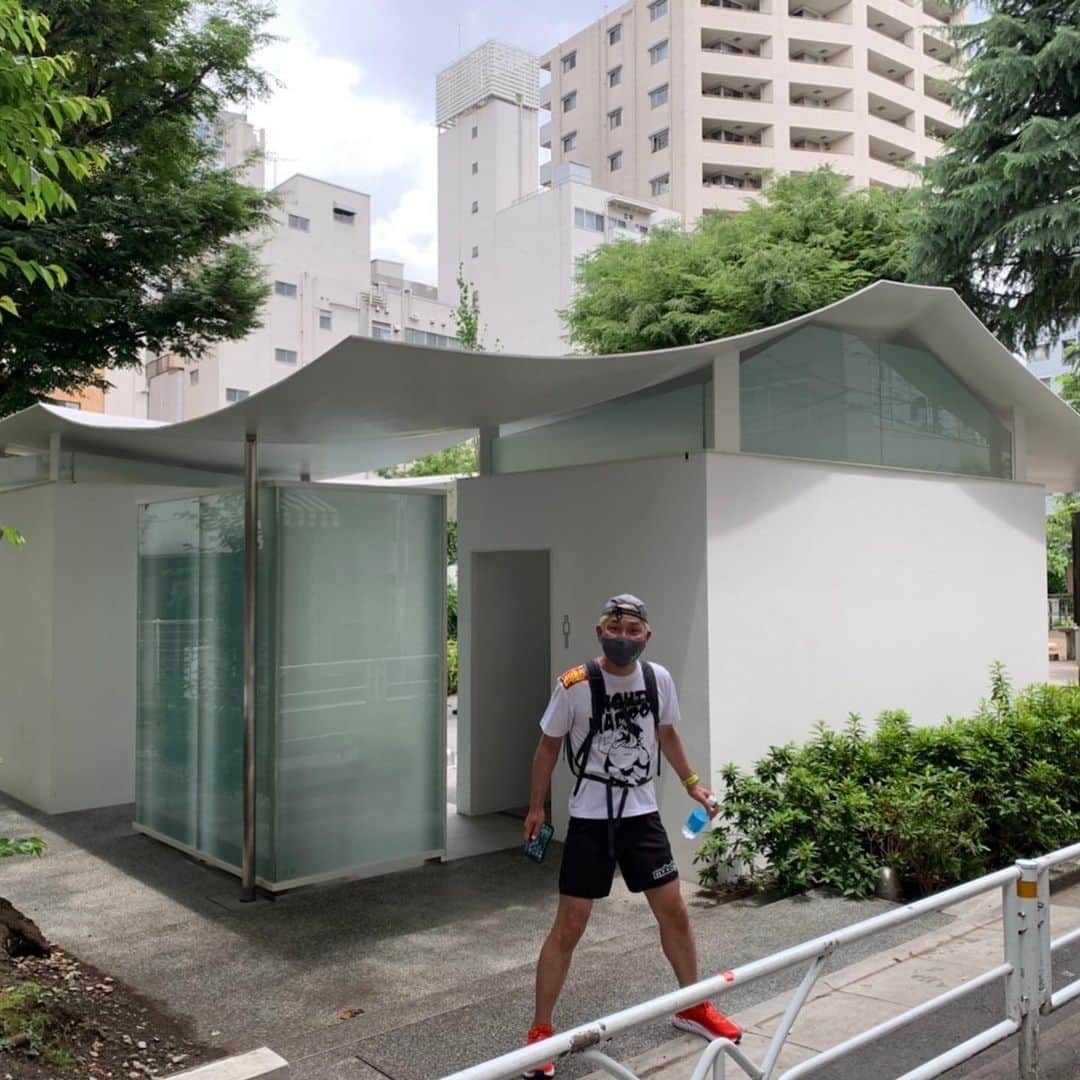 田村亮さんのインスタグラム写真 - (田村亮Instagram)「渋谷クロスFMで紹介した色んなクリエーターが創った渋谷区のトイレを走って見て回った。 トイレ巡りランニング。 これはこれでトレランだと思う。  #ロンブー亮 #トイレ巡りランニング #トレラン #THETOKYOTOILET #渋谷区でもトレラン #ロンブー亮バーチャル駅伝  #オシャレトイレ #and_mosh」6月2日 17時40分 - ryo_tamura7