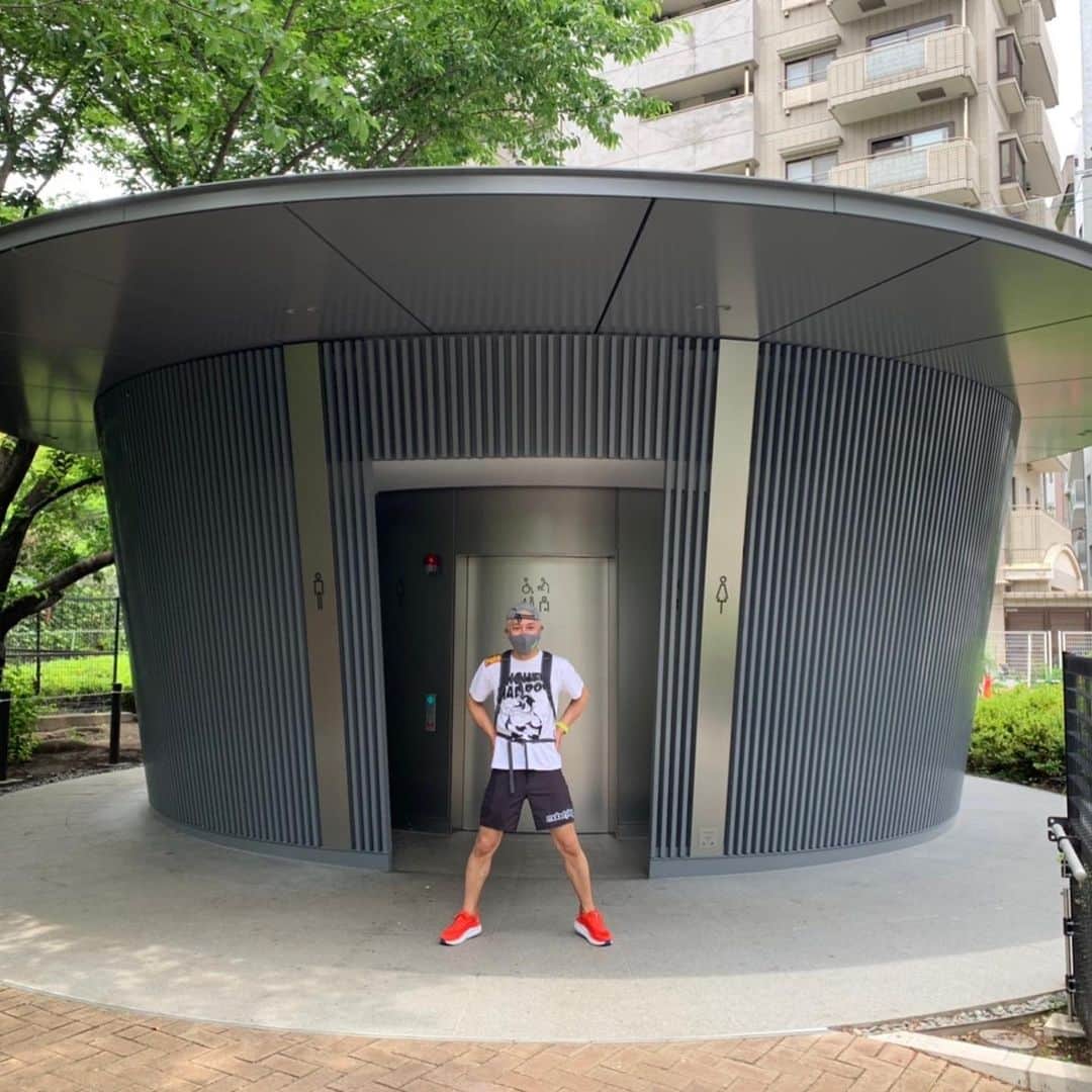 田村亮さんのインスタグラム写真 - (田村亮Instagram)「渋谷クロスFMで紹介した色んなクリエーターが創った渋谷区のトイレを走って見て回った。 トイレ巡りランニング。 これはこれでトレランだと思う。  #ロンブー亮 #トイレ巡りランニング #トレラン #THETOKYOTOILET #渋谷区でもトレラン #ロンブー亮バーチャル駅伝  #オシャレトイレ #and_mosh」6月2日 17時40分 - ryo_tamura7
