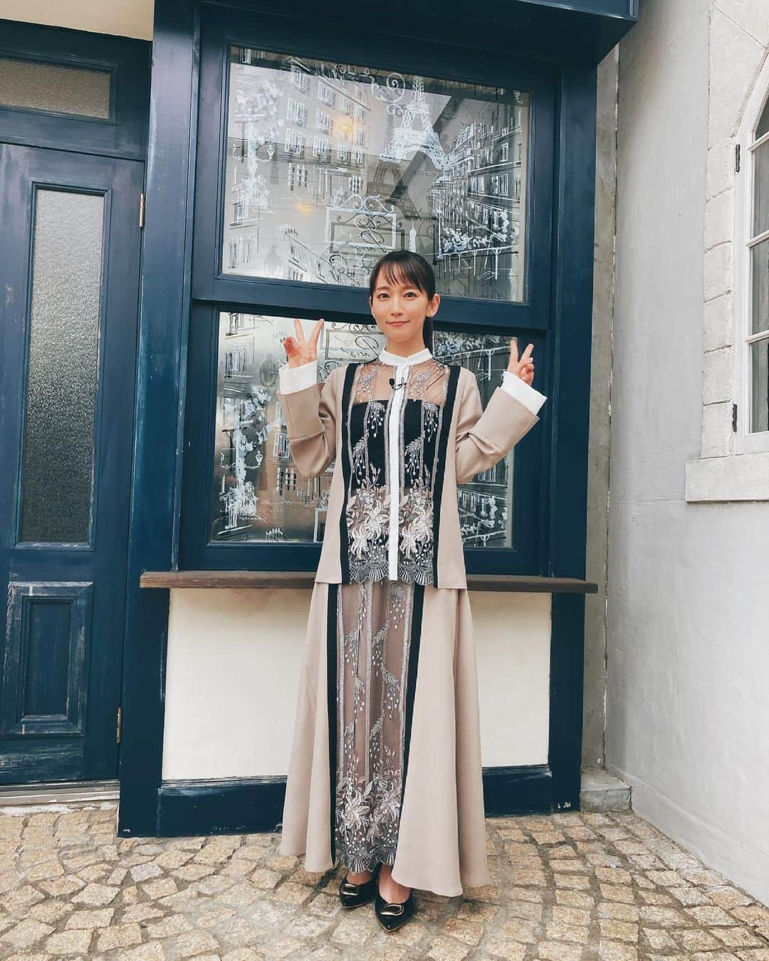 吉岡里帆（マネージャー）さんのインスタグラム写真 - (吉岡里帆（マネージャー）Instagram)「明日は午前11:05から「KinKi Kidsのブンブブーン」に登場します！  自他ともに認めるグミ好きの吉岡さん。 今回は「グミの魅力を語り尽くしたい！」というテーマの元、日本グミ協会（ @gummy_japan ）会長・武者さん、グミアーティスト・バーディー（ @birdee_gummyartist ）さんとともに語り尽くす熱い内容となっております🔥  写真は盛り上がりすぎてついついグミで満腹になってしまった人（とてもそうは見えないほどにかわいい）  tops・skirt @murralofficial  shoes @dianashoespress   #いつかの吉岡さん」6月11日 23時22分 - rihoyoshioka_mg