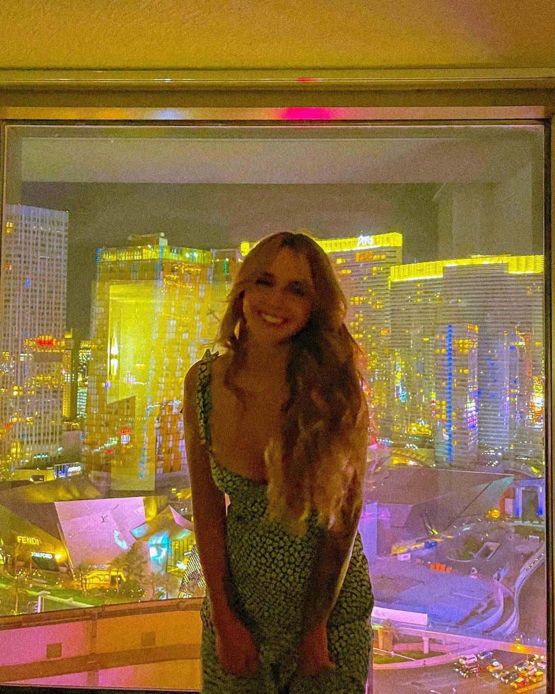Acacia Brinleyさんのインスタグラム写真 - (Acacia BrinleyInstagram)「A roll of the 🎲 ❤️ #Lucky Vegas baby! The view was everything! Swipe to see✨ thanks for letting us stay @phvegas 😘」6月14日 23時19分 - acaciakersey