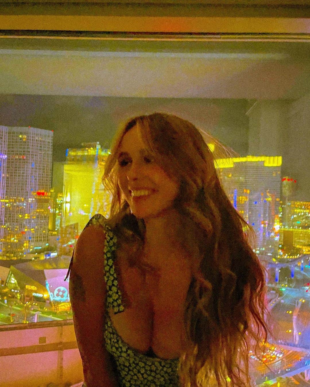 Acacia Brinleyさんのインスタグラム写真 - (Acacia BrinleyInstagram)「A roll of the 🎲 ❤️ #Lucky Vegas baby! The view was everything! Swipe to see✨ thanks for letting us stay @phvegas 😘」6月14日 23時19分 - acaciakersey
