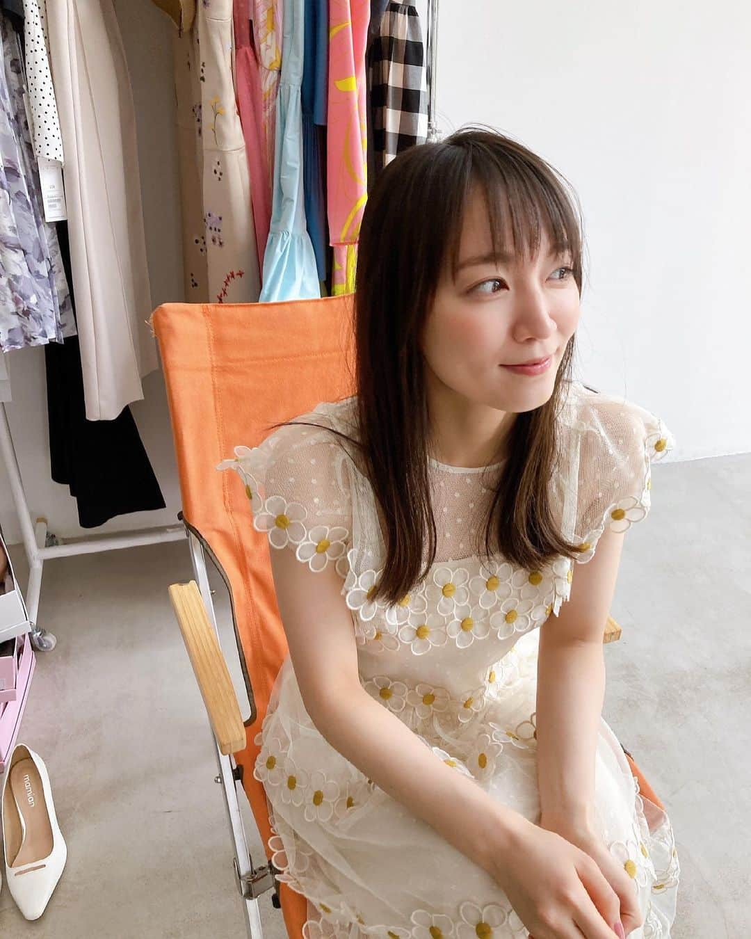 吉岡里帆（マネージャー）さんのインスタグラム写真 - (吉岡里帆（マネージャー）Instagram)「ただ今発売中の『美人百花 7月号』の表紙に登場しております💐 お近くの書店・コンビニでぜひ探してみてください！  カメラのセッティングを待つ美人のオフショットでお送りしました☺️  #美人百花 #いつかの吉岡さん」6月20日 13時31分 - rihoyoshioka_mg